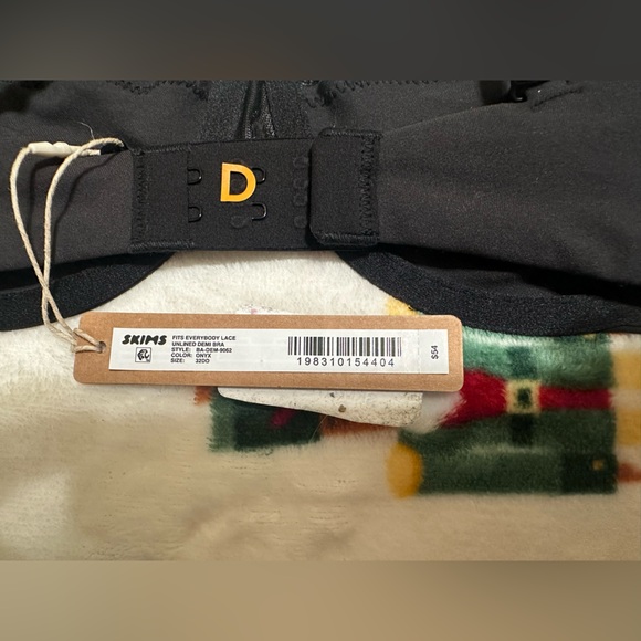 SKIMS Fits everybody lace unlined Demi bra in color Onyx. 32DD - Picture 3 of 4